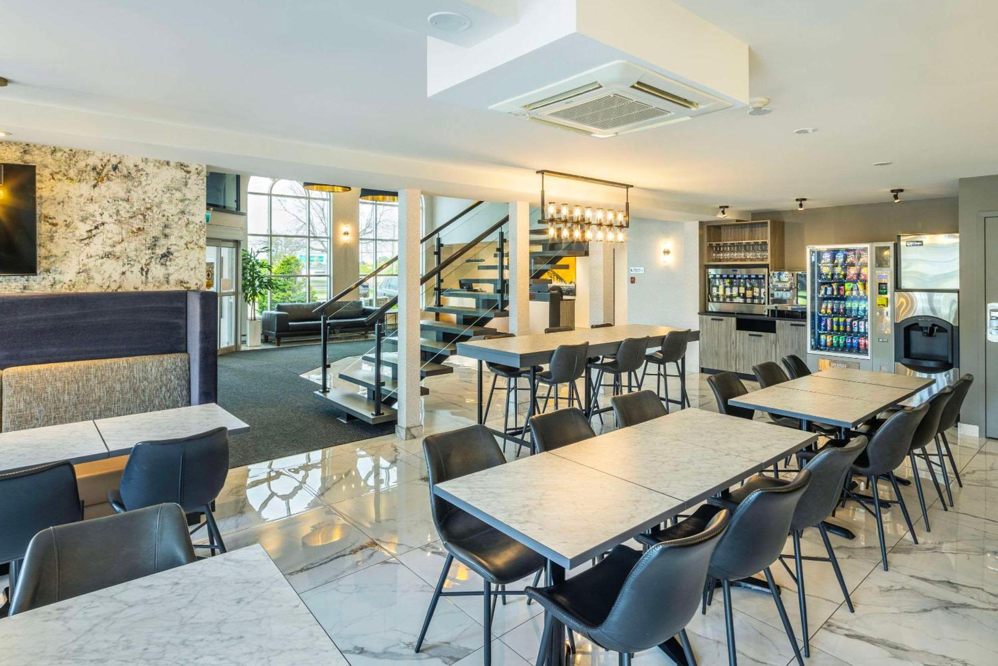 Les Suites De Laviolette Ascend Hotel Collection Trois-Rivieres Bagian luar foto