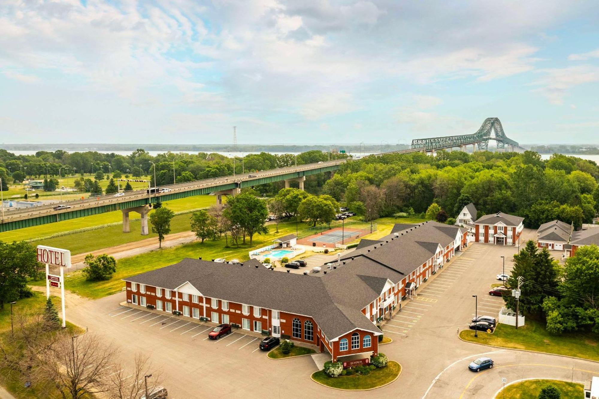 Les Suites De Laviolette Ascend Hotel Collection Trois-Rivieres Bagian luar foto